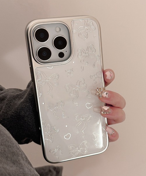 Vini(ヴィニ)の「きらめき シルバー リボン iPhone ケース 13/14.15.16.16Pro(スマホケース/カバー・レディース・ホワイト×シルバー・iPhone 16 Pro/iPhone 16/iPhone 15/iPhone 13/14/iPhone 17 Pro/iPhone 17)」の2枚目の写真