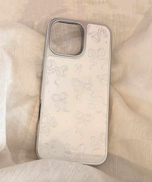 Vini(ヴィニ)の「きらめき シルバー リボン iPhone ケース 13/14.15.16.16Pro(スマホケース/カバー・レディース・ホワイト×シルバー・iPhone 16 Pro/iPhone 16/iPhone 15/iPhone 13/14/iPhone 17 Pro/iPhone 17)」の11枚目の写真