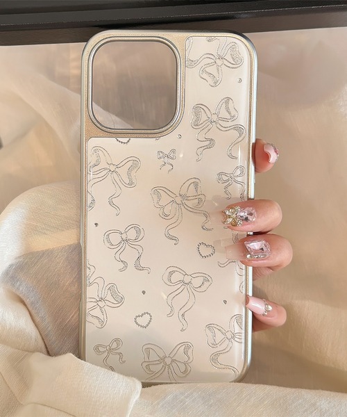 Vini(ヴィニ)の「きらめき シルバー リボン iPhone ケース 13/14.15.16.16Pro(スマホケース/カバー・レディース・ホワイト×シルバー・iPhone 16 Pro/iPhone 16/iPhone 15/iPhone 13/14/iPhone 17 Pro/iPhone 17)」の4枚目の写真