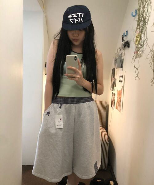 ITZAVIBE（イッザバイブ）の「CHECK BANDING BERMUDA PANTS - LIGHT GRAY（その他パンツ・レディース・その他・ONE SIZE）」の4枚目の写真