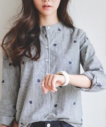 Flugge（フラッジー）の「ノーカラーストライプ刺繍シャツ（シャツ/ブラウス）」