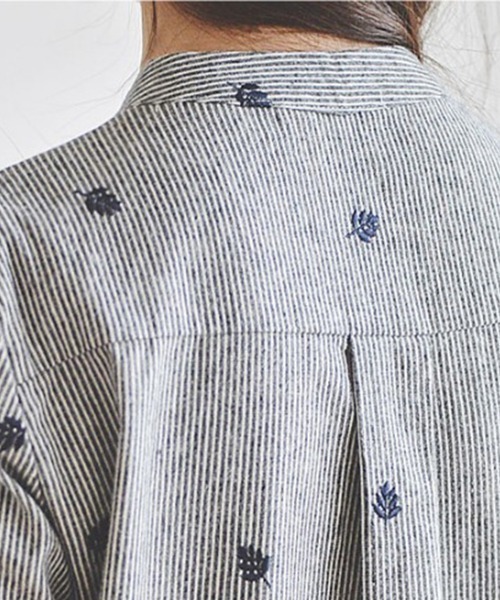 Flugge(フラッジー)の「ノーカラーストライプ刺繍シャツ(シャツ/ブラウス・レディース・グレー・MEDIUM/LARGE)」の2枚目の写真