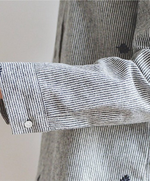 Flugge(フラッジー)の「ノーカラーストライプ刺繍シャツ(シャツ/ブラウス・レディース・グレー・MEDIUM/LARGE)」の3枚目の写真