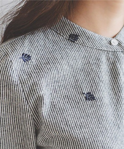 Flugge(フラッジー)の「ノーカラーストライプ刺繍シャツ(シャツ/ブラウス・レディース・グレー・MEDIUM/LARGE)」の4枚目の写真
