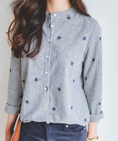Flugge(フラッジー)の「ノーカラーストライプ刺繍シャツ(シャツ/ブラウス・レディース・グレー・MEDIUM/LARGE)」の5枚目の写真