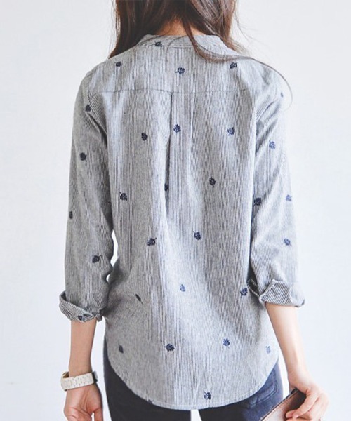 Flugge(フラッジー)の「ノーカラーストライプ刺繍シャツ(シャツ/ブラウス・レディース・グレー・MEDIUM/LARGE)」の6枚目の写真