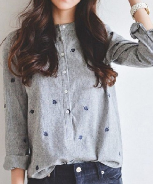 Flugge(フラッジー)の「ノーカラーストライプ刺繍シャツ(シャツ/ブラウス・レディース・グレー・MEDIUM/LARGE)」の9枚目の写真