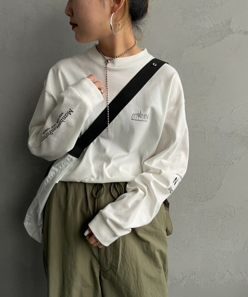 Manhattan Portage（マンハッタンポーテージ）の「[MANHATTAN PORTAGE/マンハッタンポーテージ] ワンポイント スカイラインロゴ  ロングスリーブTシャツ（Tシャツ/カットソー・レディース・ホワイト/ブラック/グレー・M/L/XL）」の14枚目の写真