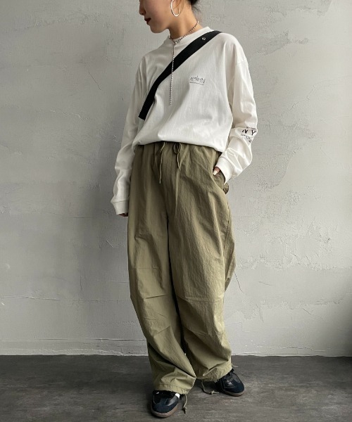 Manhattan Portage（マンハッタンポーテージ）の「[MANHATTAN PORTAGE/マンハッタンポーテージ] ワンポイント スカイラインロゴ  ロングスリーブTシャツ（Tシャツ/カットソー・レディース・ホワイト/ブラック/グレー・M/L/XL）」の11枚目の写真