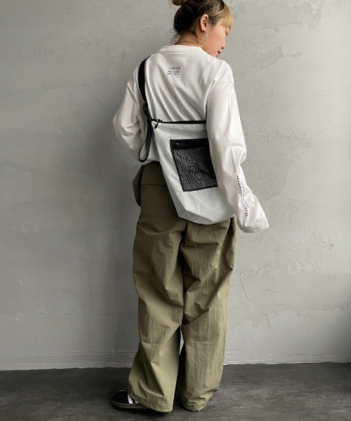 Manhattan Portage（マンハッタンポーテージ）の「[MANHATTAN PORTAGE/マンハッタンポーテージ] ワンポイント スカイラインロゴ  ロングスリーブTシャツ（Tシャツ/カットソー・レディース・ホワイト/ブラック/グレー・M/L/XL）」の9枚目の写真