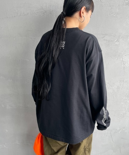 Manhattan Portage（マンハッタンポーテージ）の「[MANHATTAN PORTAGE/マンハッタンポーテージ] ワンポイント スカイラインロゴ  ロングスリーブTシャツ（Tシャツ/カットソー・レディース・ホワイト/ブラック/グレー・M/L/XL）」の21枚目の写真