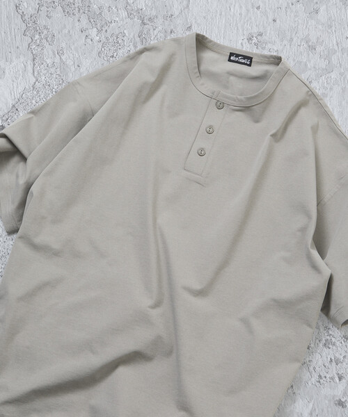 FREAK'S STORE(フリークスストア)の「限定展開WILD THINGS×FREAK'S STORE ワイルドシングス 別注 ワンポイント ヘンリーネック Tシャツ(Tシャツ/カットソー・メンズ・ブラック/グレイッシュベージュ/スミクロ/ホワイト・LARGE/MEDIUM/SMALL)」の4枚目の写真