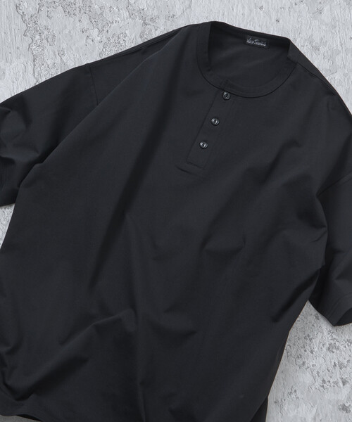 FREAK'S STORE(フリークスストア)の「限定展開WILD THINGS×FREAK'S STORE ワイルドシングス 別注 ワンポイント ヘンリーネック Tシャツ(Tシャツ/カットソー・メンズ・ブラック/グレイッシュベージュ/スミクロ/ホワイト・LARGE/MEDIUM/SMALL)」の2枚目の写真