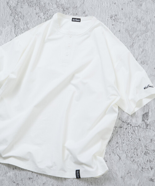FREAK'S STORE(フリークスストア)の「限定展開WILD THINGS×FREAK'S STORE ワイルドシングス 別注 ワンポイント ヘンリーネック Tシャツ(Tシャツ/カットソー・メンズ・ブラック/グレイッシュベージュ/スミクロ/ホワイト・LARGE/MEDIUM/SMALL)」の5枚目の写真