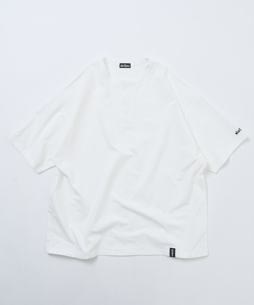 FREAK'S STORE(フリークスストア)の「限定展開WILD THINGS×FREAK'S STORE ワイルドシングス 別注 ワンポイント ヘンリーネック Tシャツ(Tシャツ/カットソー・メンズ・ブラック/グレイッシュベージュ/スミクロ/ホワイト・LARGE/MEDIUM/SMALL)」の6枚目の写真