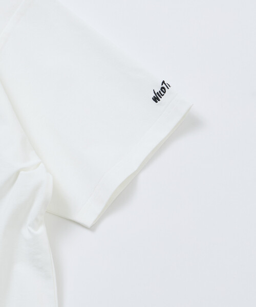 FREAK'S STORE(フリークスストア)の「限定展開WILD THINGS×FREAK'S STORE ワイルドシングス 別注 ワンポイント ヘンリーネック Tシャツ(Tシャツ/カットソー・メンズ・ブラック/グレイッシュベージュ/スミクロ/ホワイト・LARGE/MEDIUM/SMALL)」の8枚目の写真