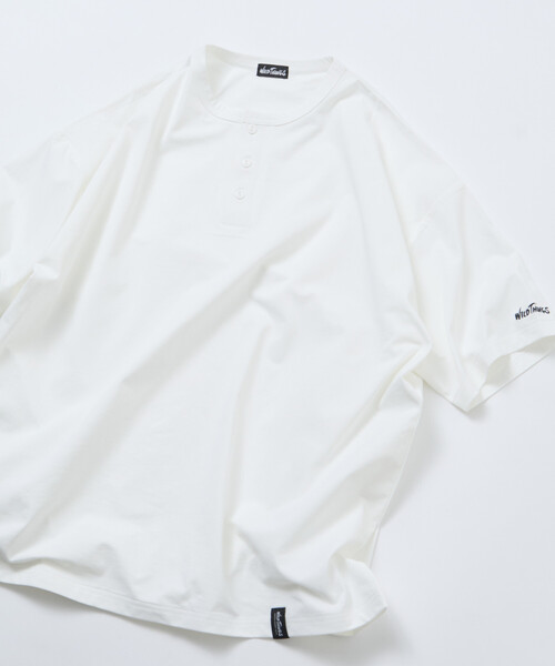 FREAK'S STORE(フリークスストア)の「限定展開WILD THINGS×FREAK'S STORE ワイルドシングス 別注 ワンポイント ヘンリーネック Tシャツ(Tシャツ/カットソー・メンズ・ブラック/グレイッシュベージュ/スミクロ/ホワイト・LARGE/MEDIUM/SMALL)」の12枚目の写真