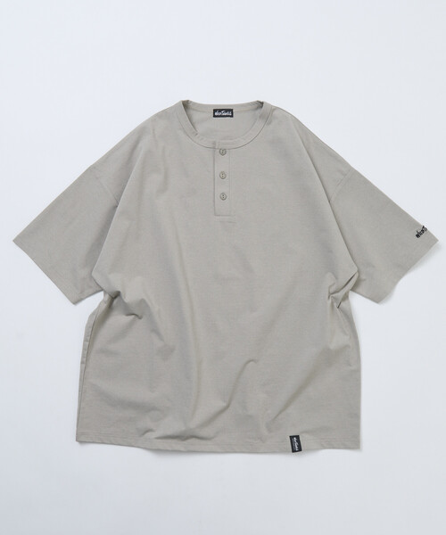 FREAK'S STORE(フリークスストア)の「限定展開WILD THINGS×FREAK'S STORE ワイルドシングス 別注 ワンポイント ヘンリーネック Tシャツ(Tシャツ/カットソー・メンズ・ブラック/グレイッシュベージュ/スミクロ/ホワイト・LARGE/MEDIUM/SMALL)」の13枚目の写真