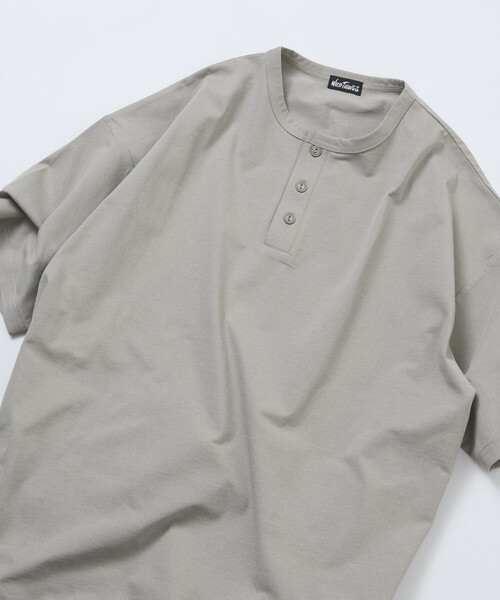 FREAK'S STORE(フリークスストア)の「限定展開WILD THINGS×FREAK'S STORE ワイルドシングス 別注 ワンポイント ヘンリーネック Tシャツ(Tシャツ/カットソー・メンズ・ブラック/グレイッシュベージュ/スミクロ/ホワイト・LARGE/MEDIUM/SMALL)」の15枚目の写真