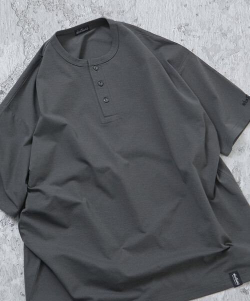 FREAK'S STORE(フリークスストア)の「限定展開WILD THINGS×FREAK'S STORE ワイルドシングス 別注 ワンポイント ヘンリーネック Tシャツ(Tシャツ/カットソー・メンズ・ブラック/グレイッシュベージュ/スミクロ/ホワイト・LARGE/MEDIUM/SMALL)」の16枚目の写真