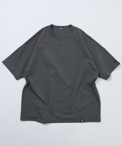 FREAK'S STORE(フリークスストア)の「限定展開WILD THINGS×FREAK'S STORE ワイルドシングス 別注 ワンポイント ヘンリーネック Tシャツ(Tシャツ/カットソー・メンズ・ブラック/グレイッシュベージュ/スミクロ/ホワイト・LARGE/MEDIUM/SMALL)」の17枚目の写真