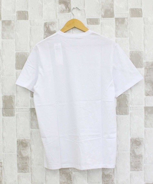 Calvin Klein(カルバン・クライン)の「CKJ ゴールドストライプ グラフィックTシャツ SS 30S CKJ GOLD STRIPE GRAPHIC TEE(Tシャツ/カットソー・メンズ・ホワイト/ブラック・XL/L/M)」の4枚目の写真