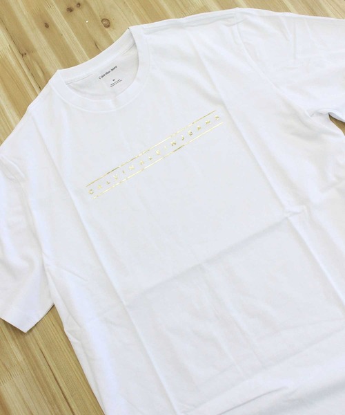 Calvin Klein(カルバン・クライン)の「CKJ ゴールドストライプ グラフィックTシャツ SS 30S CKJ GOLD STRIPE GRAPHIC TEE(Tシャツ/カットソー・メンズ・ホワイト/ブラック・XL/L/M)」の5枚目の写真