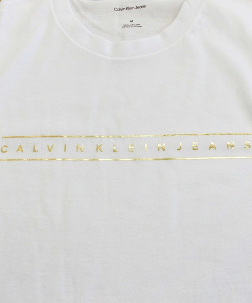 Calvin Klein(カルバン・クライン)の「CKJ ゴールドストライプ グラフィックTシャツ SS 30S CKJ GOLD STRIPE GRAPHIC TEE(Tシャツ/カットソー・メンズ・ホワイト/ブラック・XL/L/M)」の6枚目の写真