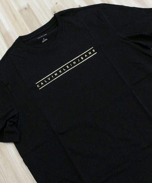 Calvin Klein(カルバン・クライン)の「CKJ ゴールドストライプ グラフィックTシャツ SS 30S CKJ GOLD STRIPE GRAPHIC TEE(Tシャツ/カットソー・メンズ・ホワイト/ブラック・XL/L/M)」の9枚目の写真