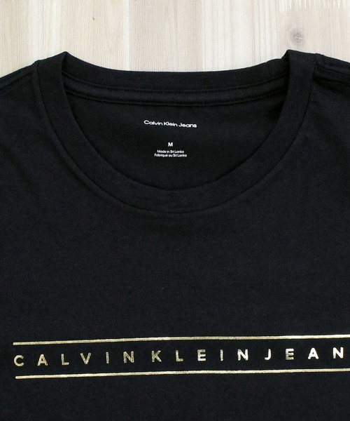 Calvin Klein(カルバン・クライン)の「CKJ ゴールドストライプ グラフィックTシャツ SS 30S CKJ GOLD STRIPE GRAPHIC TEE(Tシャツ/カットソー・メンズ・ホワイト/ブラック・XL/L/M)」の11枚目の写真