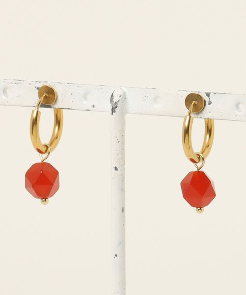 ear PAPILLONNER（イアパピヨネ）の「《金属アレルギー対応/ステンレス》天然石フープイヤリング（イヤリング・レディース・レッド・FREE）」の2枚目の写真