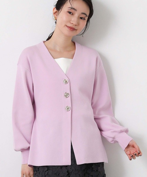 Gready Brilliant(グレディブリリアン)の「ペプラムGOLD釦Vネックカーデ(カーディガン/ボレロ・レディース・グレイッシュベージュ/ピンク・FREE)」の2枚目の写真