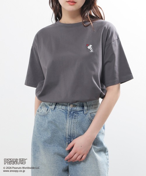 Honeys(ハニーズ)の「スヌーピー/Tシャツ(Tシャツ/カットソー・キッズ・オートミール/スミクロ/モカ/ピンク/オフホワイト・150cm/L/LL/M/S)」の3枚目の写真