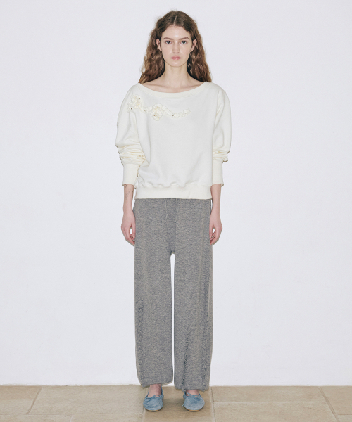 SINOON（シヌーン）の「Off Shoulder Frill Sweatshirt (Ivory)（スウェット・レディース・アイボリー・FREE）」の2枚目の写真