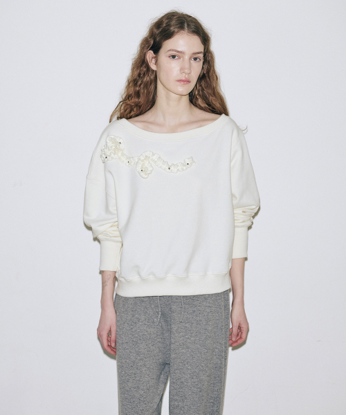 SINOON（シヌーン）の「Off Shoulder Frill Sweatshirt (Ivory)（スウェット・レディース・アイボリー・FREE）」の3枚目の写真