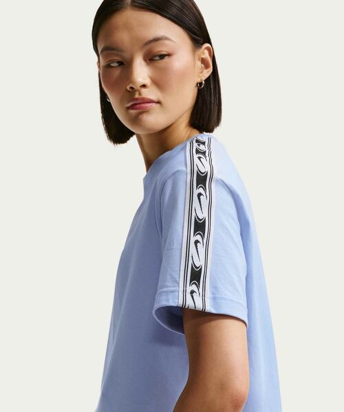 NIKE(ナイキ)の「ナイキ スポーツウェア クラシック ウィメンズ ルーズ クロップド Tシャツ / Nike Sportswear Classic Women's Loose Cropped T-Shirt IR7870-407 Hydrogen Blue(Tシャツ/カットソー・レディース・クリアブルー・L/XS/XL/S/M)」の3枚目の写真