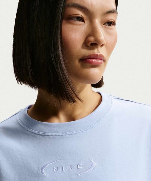 NIKE(ナイキ)の「ナイキ スポーツウェア クラシック ウィメンズ ルーズ クロップド Tシャツ / Nike Sportswear Classic Women's Loose Cropped T-Shirt IR7870-407 Hydrogen Blue(Tシャツ/カットソー・レディース・クリアブルー・L/XS/XL/S/M)」の4枚目の写真
