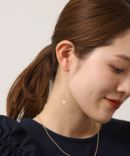 NOLLEY’S(ノーリーズ)の「【grace grace/グラスグラス】ハテナスウィングパールピアス(ピアス(両耳用)・レディース・オフホワイト・FREE)」の4枚目の写真