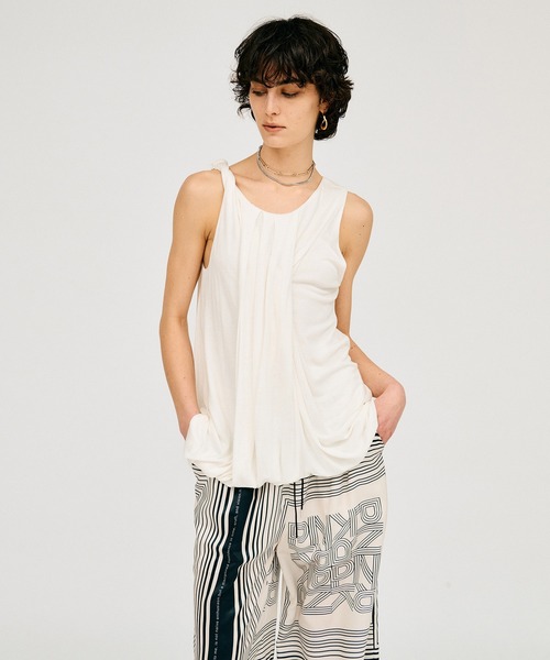 PRANK PROJECT(プランクプロジェクト)の「【2026Summer Pre-Order】ツイストショルダードレープトップ / Twist Shoulder Drape Top(Tシャツ/カットソー・レディース・ホワイト/グレー/ブラック・FREE)」の1枚目の写真