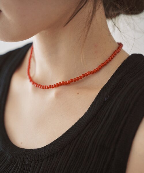 SHENERY(シーナリー)の「ガラス/オニキスビーズネックレス4mm(ネックレス・レディース・レッド・FREE)」の2枚目の写真