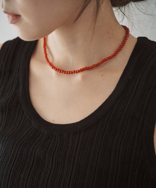 SHENERY(シーナリー)の「ガラス/オニキスビーズネックレス4mm(ネックレス・レディース・レッド・FREE)」の4枚目の写真