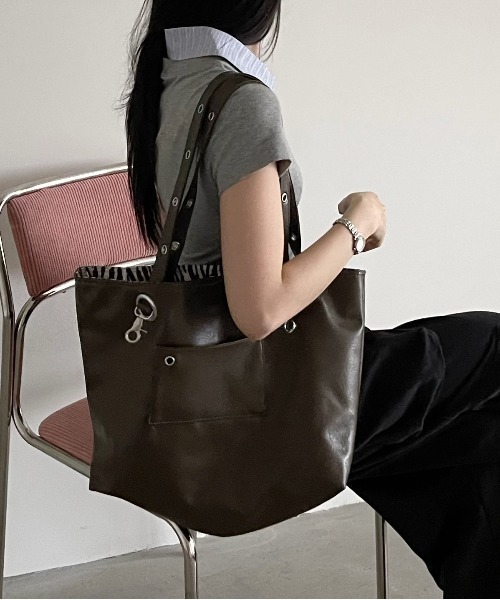 FINEnough(ファインナフ)の「リバーシブルハトメ使いトートバッグ(ショルダーバッグ・レディース・ホワイト/シルバー/ブラック/ブラウン・FREE)」の3枚目の写真