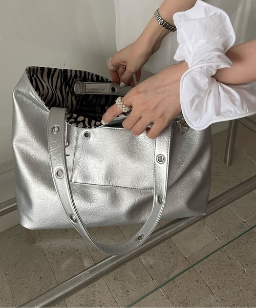 FINEnough(ファインナフ)の「リバーシブルハトメ使いトートバッグ(ショルダーバッグ・レディース・ホワイト/シルバー/ブラック/ブラウン・FREE)」の19枚目の写真