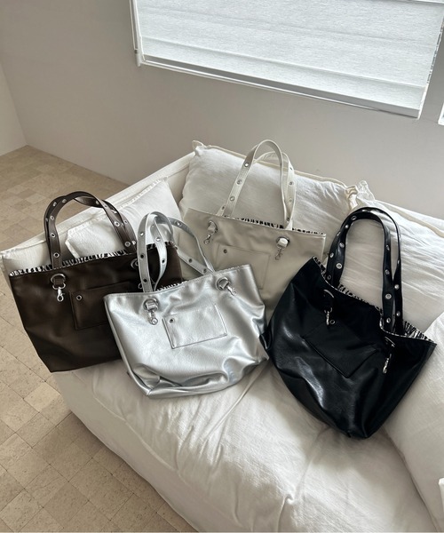 FINEnough(ファインナフ)の「リバーシブルハトメ使いトートバッグ(ショルダーバッグ・レディース・ホワイト/シルバー/ブラック/ブラウン・FREE)」の7枚目の写真