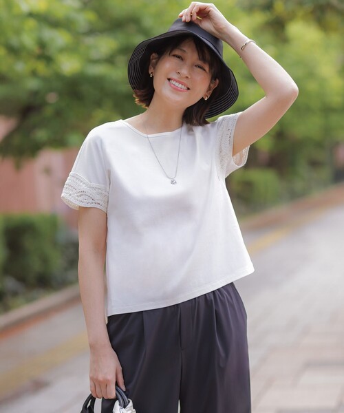 J.PRESS(ジェイプレス)の「【一枚で着映え・シーンレスに活躍】コットンスムース レースデザイン カットソー(Tシャツ/カットソー・レディース・ブラウン系/サックスブルー系/ホワイト系/ライトグレー系/ホワイト系1/ネイビー系・T15/T13)」の1枚目の写真