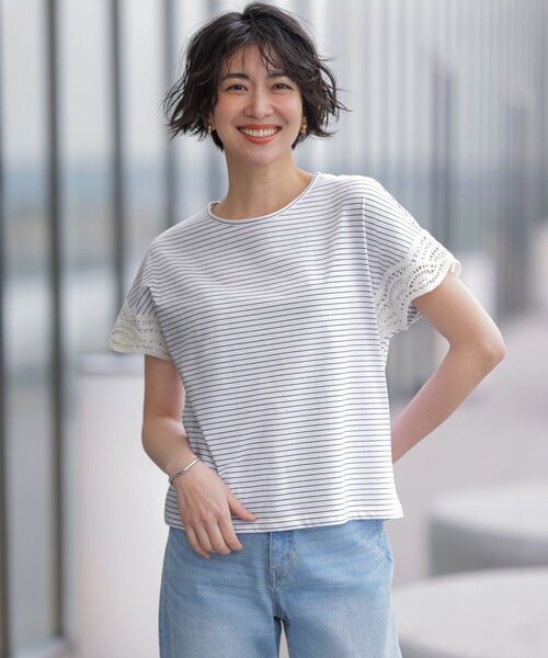 J.PRESS(ジェイプレス)の「【一枚で着映え・シーンレスに活躍】コットンスムース レースデザイン カットソー(Tシャツ/カットソー・レディース・ブラウン系/サックスブルー系/ホワイト系/ライトグレー系/ホワイト系1/ネイビー系・T15/T13)」の2枚目の写真