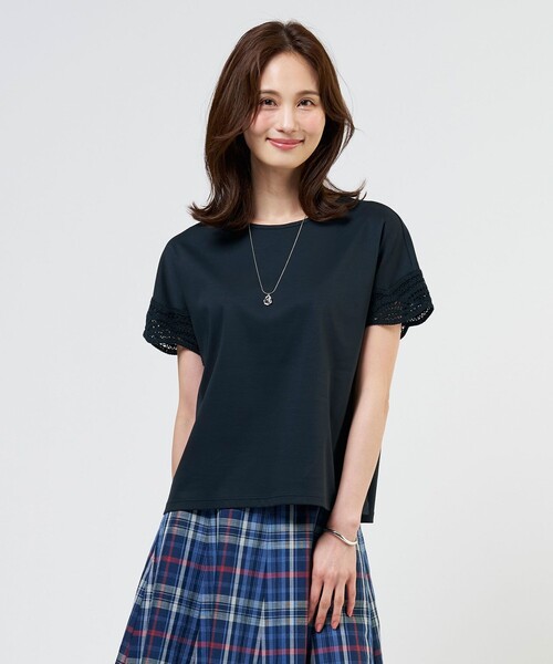 J.PRESS(ジェイプレス)の「【一枚で着映え・シーンレスに活躍】コットンスムース レースデザイン カットソー(Tシャツ/カットソー・レディース・ブラウン系/サックスブルー系/ホワイト系/ライトグレー系/ホワイト系1/ネイビー系・T15/T13)」の5枚目の写真