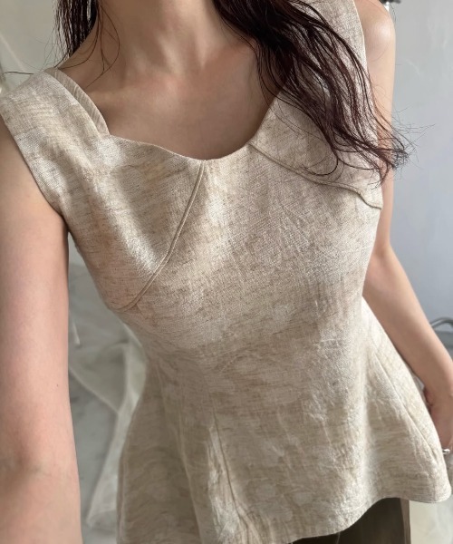 WILLFULLY(ウィルフリー)の「architectural jacquard piping sleeveless tops(Tシャツ/カットソー・レディース・ブルー系その他/ブラック/ナチュラル・FREE)」の2枚目の写真