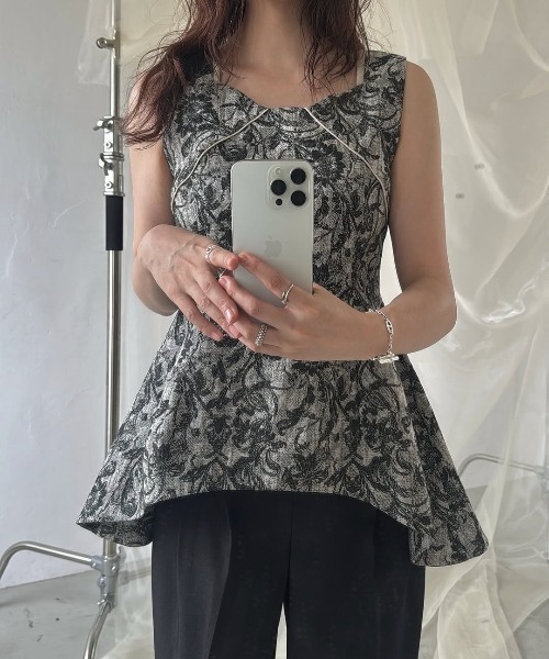 WILLFULLY(ウィルフリー)の「architectural jacquard piping sleeveless tops(Tシャツ/カットソー・レディース・ブルー系その他/ブラック/ナチュラル・FREE)」の1枚目の写真