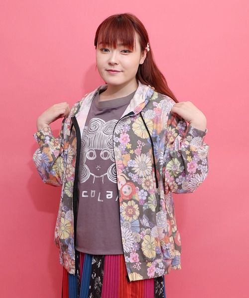 ScoLar（スカラー）の「162613：トマトにゃんこ×花柄 接触冷感パーカー（パーカー・レディース・オフホワイト/ブラック・M）」の2枚目の写真